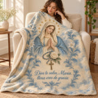 Dios te salve, María,
llena eres de gracia blanket, wrapped around a reader