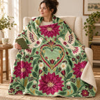 Dalias y palomas blanket, wrapped around a reader