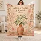 Jehová te bendiga,
y te guarde blanket, held open