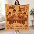 En esta casa,
Dios es primero blanket, held open