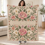 Bendita seas, mamá. blanket, held open