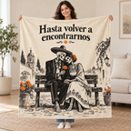Hasta Volver a Encontrarnos blanket, held open