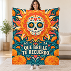Que Brille Tu Recuerdo blanket, held open